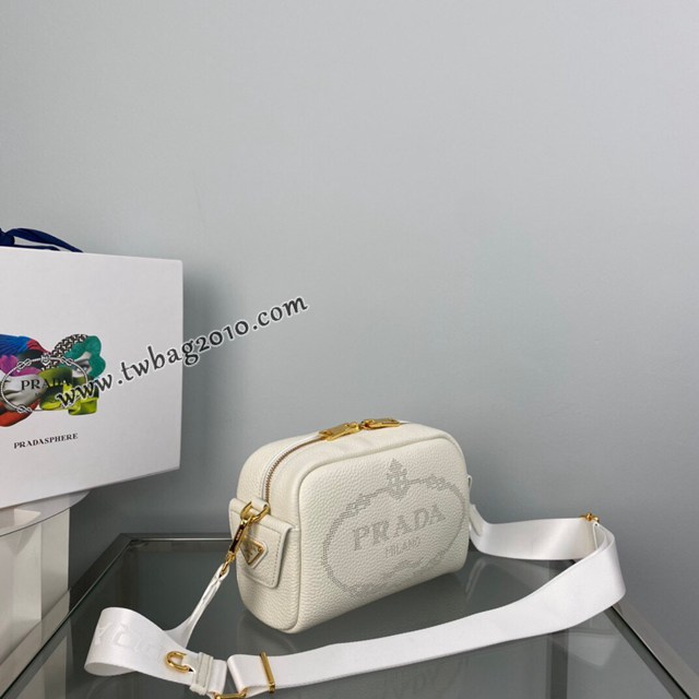 Prada專櫃新款小號雕花logo斜跨包 1BH187 普拉達小牛皮休閒肩背女包 csp1680